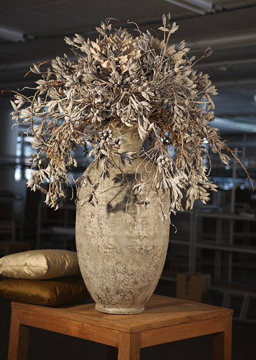 Aranžmá - umělé květy, váza, přírodní materiál
