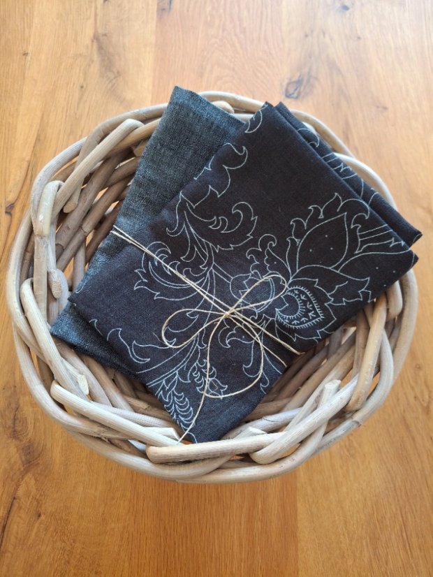 Dárkový balíček - ratanový košík a dvě lněné utěrky