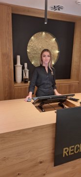 Oděvy pro recepční a manažery - Česká výroba