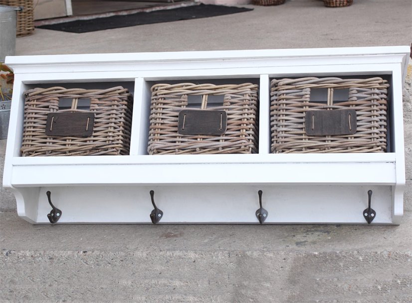 Věšák dřevěný - 3 ratanové zásuvky