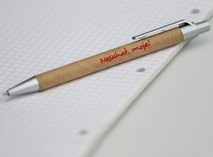 Kugelschreiber mit gedrucktem text "nesahat, moje!"