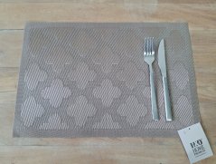 Plastové pletené prostírání – omyvatelné, 70 % PVC + 30 % polyester - béžové se vzorem