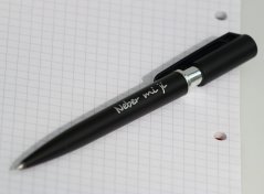 Kugelschreiber mit gedrucktem text  "neber mi ji"