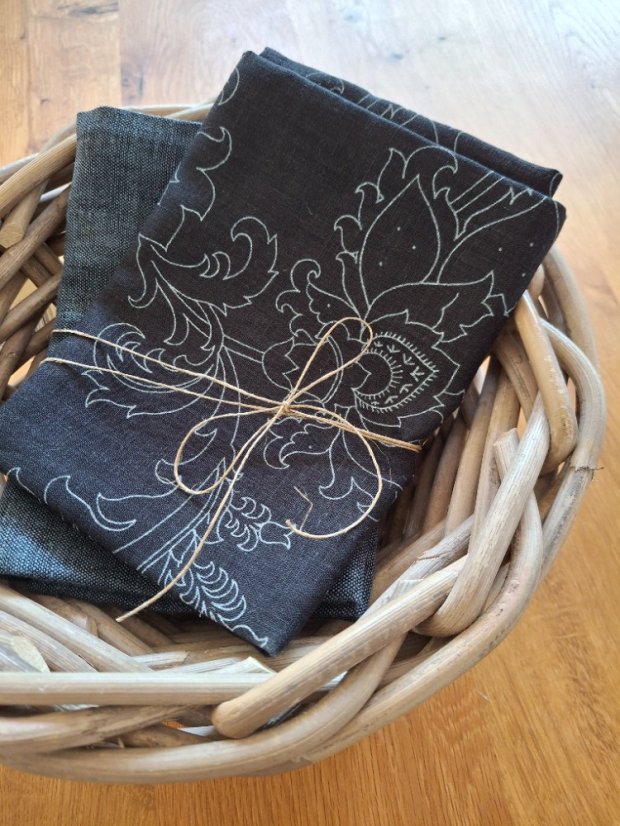 Dárkový balíček - ratanový košík a dvě lněné utěrky