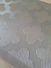 Plastové pletené prostírání – omyvatelné, 70 % PVC + 30 % polyester - béžové se vzorem