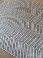 Plastové pletené prostírání – omyvatelné, 70 % PVC + 30 % polyester - stříbrné se vzorem