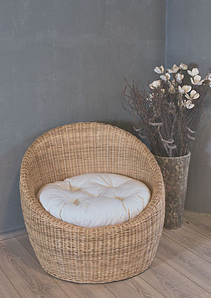 Armchairs, stools for restaurants, hotels - In stock