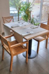 Jídelní stůl na míru - deska z masivního dubu a kovová podnož